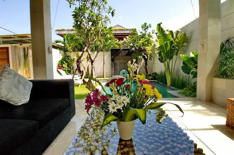 Villa Lumut 3 Bedrooms Central Seminyak סמיניאק